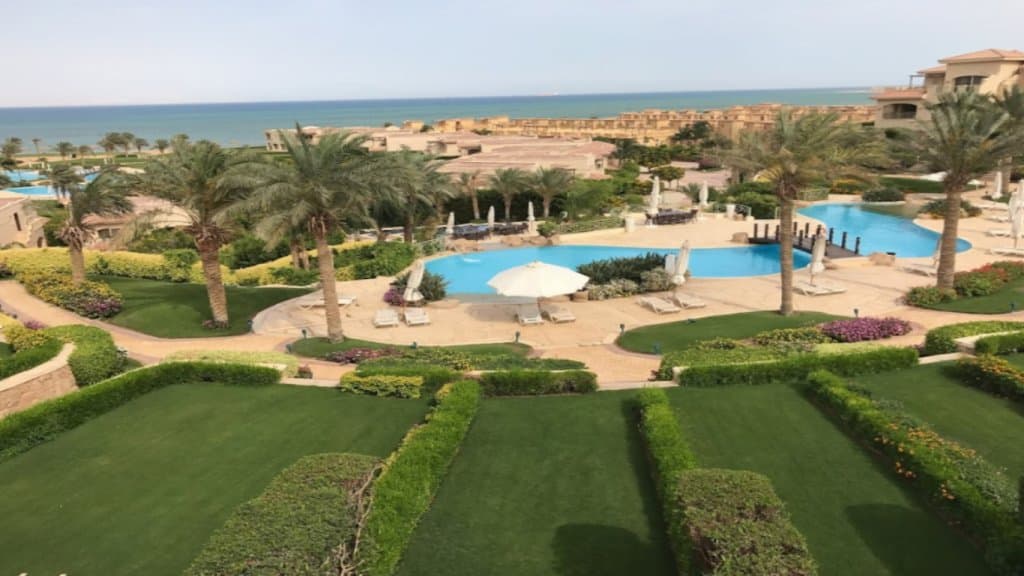 قرية لافيستا العين السخنة